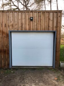 Habillage aluminium porte de garage à Andernos