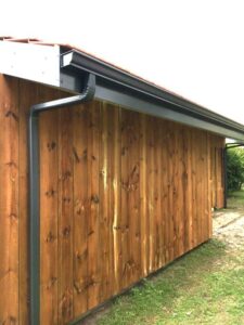 HABILLAGE DES DESSOUS DE TOIT, DES BANDEAUX ET POSE D'UNE GOUTTIERE CORNICHE SUR MAISON AVEC BARDAGE BOIS A AUDENGE SUR LE BASSIN D'ARCACHON