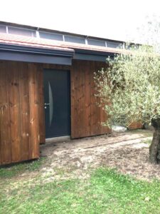 MAISON OSSATURE BOIS AVEC GOUTTIERE CORNICHE EN GIRONDE