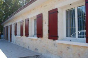 Rénovation d'une maison en pierre avec gouttière Alu Niagara, bandeaux et sous-face PVC à Cestas en Gironde