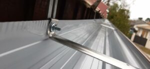GOUTTIÈRE CORNICHE ALUMINIUM POSÉE SUR CROCHETS POUR TOITURE MÉTALLIQUE A ANDERNOS-LES-BAINS