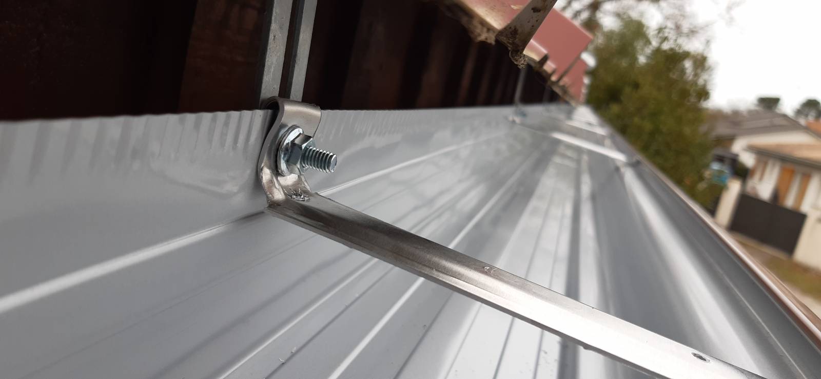 GOUTTIÈRE CORNICHE ALUMINIUM POSÉE SUR CROCHETS POUR TOITURE MÉTALLIQUE A ANDERNOS-LES-BAINS